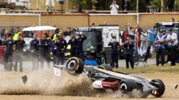 F1, GP Inghilterra: il terribile incidente di Guanyu Zhou, le foto