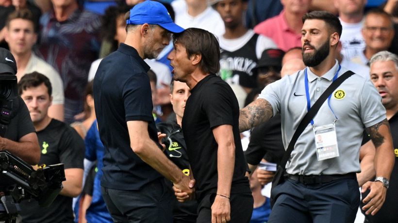Chelsea-Tottenham, incredibile scontro fisico fra Conte e Tuchel
