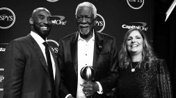 Addio a Bill Russell, il cestista più vincente della storia: le foto