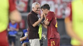 Roma, Mourinho e Dybala tra sorrisi e parole: cosa si sono detti, stoccata alla Juve