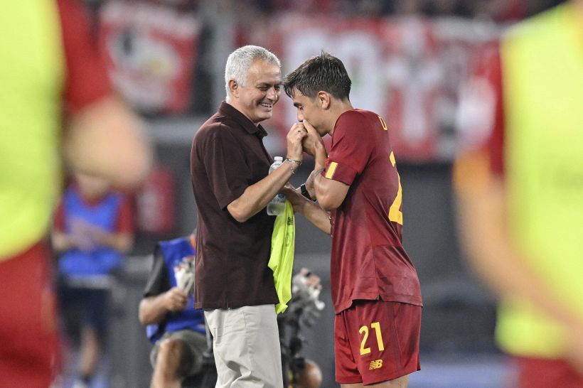 Roma, Mourinho e Dybala tra sorrisi e parole: cosa si sono detti, stoccata alla Juve