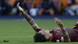 Roma, Zaniolo lascia il campo in barella. Le foto dell'infortunio