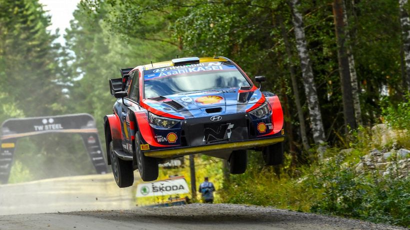 WRC: Tanak vince in Finlandia, battuto Rovanpera a casa sua