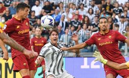 Juve-Roma, la moviola: focus su gol annullato a Locatelli e mani di Smalling