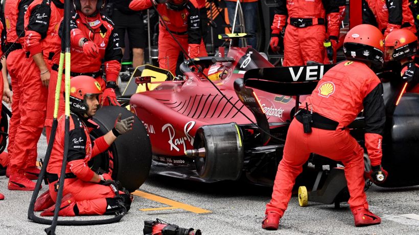 F1, caos in Ferrari: Sainz amareggiato, Binotto invece non fa drammi