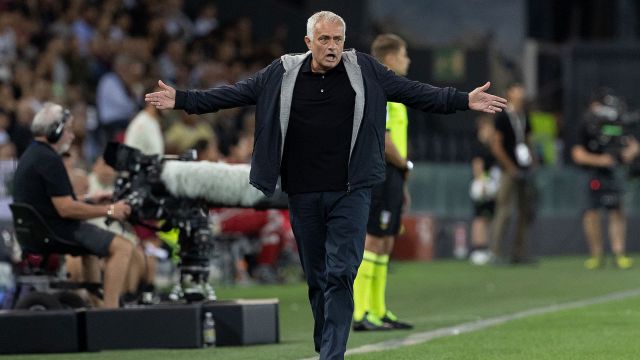 Roma, Mourinho non cerca alibi ma lancia una frecciata all'arbitro