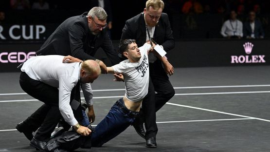 Laver Cup, un attivista si dà fuoco al braccio nel giorno dell'addio di Federer