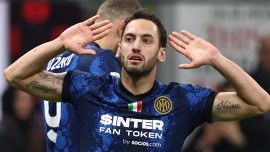Inter, infortunio muscolare per Calhanoglu: i tempi di recupero