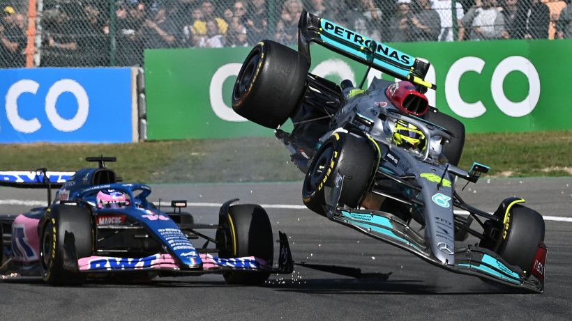 Mercedes: l'incidente in Belgio con Alonso costa caro a Lewis Hamilton