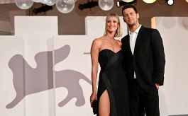 Federica Pellegrini incanta il Festival di Venezia: prima uscita da sposata con Matteo Giunta, foto