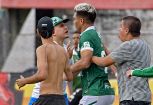 Follia ultras in Colombia: tifosi in campo, aggrediti giocatori e allenatore. Le foto