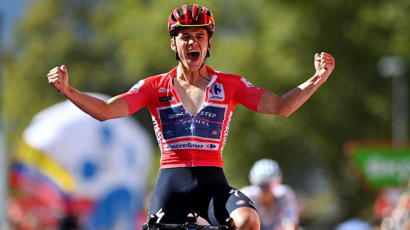 Vuelta, Evenepoel vince ed entra nella storia: "Possiamo fare festa"