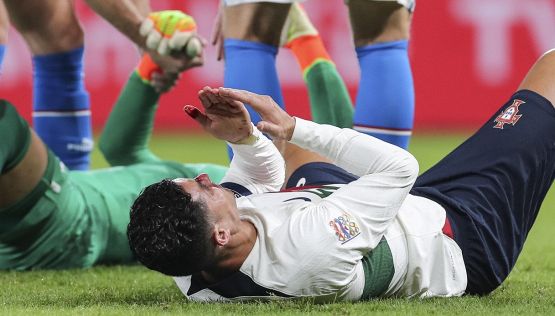 Ronaldo, lacrime e sangue a Praga: si rompe il naso e causa un rigore, le foto