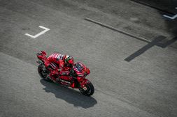 MotoGP, GP Malesia: vince Bagnaia, Quartararo 3. Per il Mondiale tutto rimandato