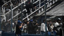 Repressione, scontri tra tifosi e polizia, lacrimogeni e caos: un morto e decine di feriti per Gimnasia-Boca