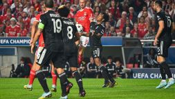 Cuadrado provoca il rigore e perde la testa con l'arbitro, scontro con Bonucci durante Benfica-Juventus