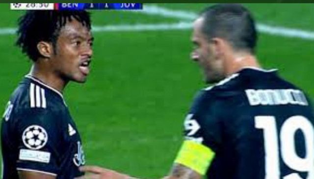 Cuadrado provoca il rigore e perde la testa con l'arbitro, scontro con Bonucci durante Benfica-Juventus