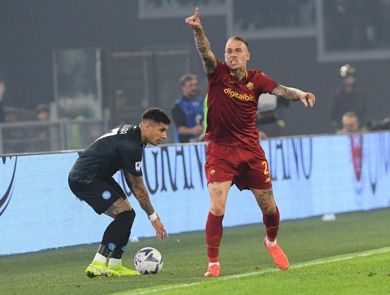 Roma-Napoli, scintille Irrati-Karsdorp e l’Olimpico rischia dopo cori su Vesuvio
