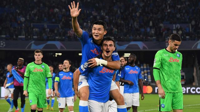 Champions, il Napoli dà spettacolo: Spalletti omaggia Maradona