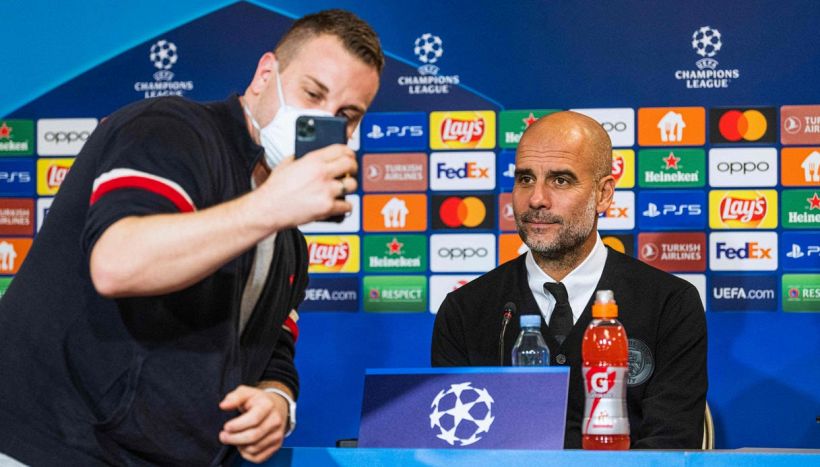 Champions, non riesce a scattare un selfie in sala stampa: l'imbarazzo sul volto di Pep Guardiola