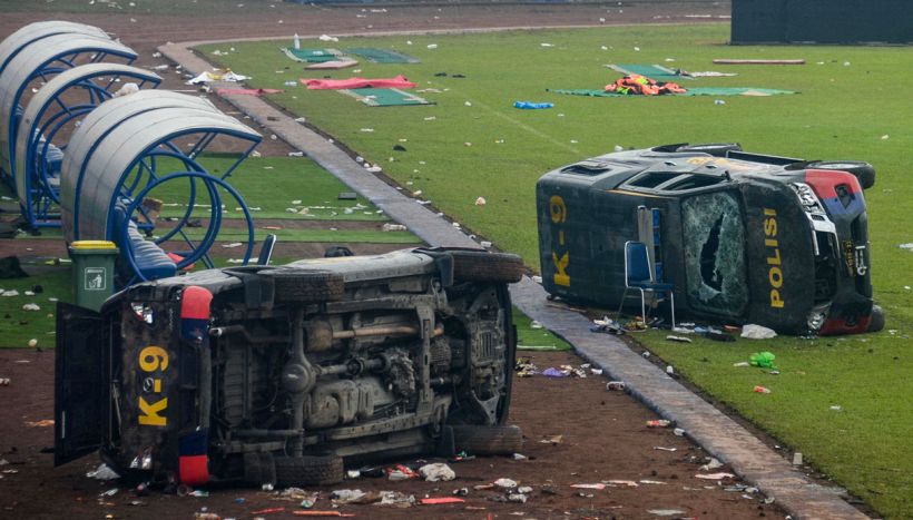 Indonesia, tragedia allo stadio: tifosi invadono il campo e assaltano camionetta della polizia. 125 le vittime