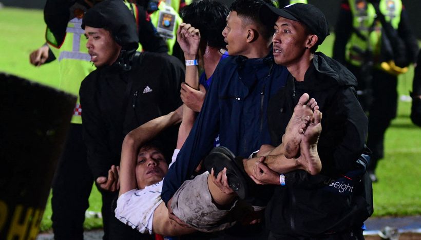 Indonesia, scontri tra tifosi durante la partita: strage a Malang