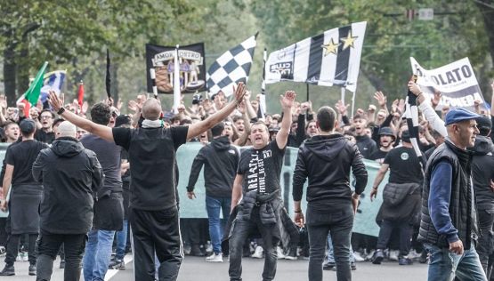 Juventus, la contestazione dei tifosi prima del derby col Torino