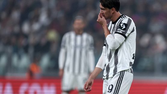 Vlahovic ancora fermo, salterà anche il prossimo big match: polemiche infinite in casa Juventus