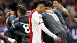 L'Ajax rifiuta di scambiare le maglie col Napoli a fine gara, scoppia la bufera