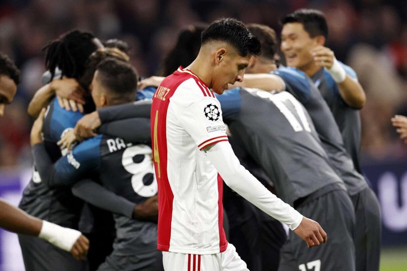 L'Ajax rifiuta di scambiare le maglie col Napoli a fine gara, scoppia la bufera