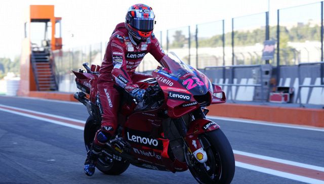 MotoGP, test Valencia: Bastianini avvisa Bagnaia, Marquez è già furioso