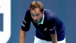 Tennis, prima vittima illustre a Parigi: out Medvedev