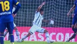 Verona-Juve e il rigore negato: giallo sul “pallone inatteso”, cosa dice il regolamento