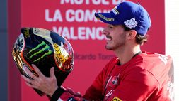 Bagnaia è campione, Quartararo e Marquez lo celebrano: gioia Ducati