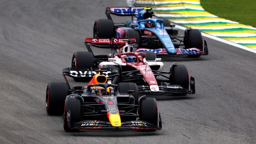 F1, Ocon sfida Verstappen. Hamilton show sulle strade di Tokyo