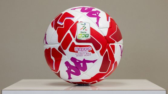 Serie B, squadre in campo con un pallone rosso “speciale” contro la violenza sulle donne