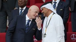 I Mondiali della censura: il Qatar ha oscurato le polemiche, la A invece farà vedere scontri e striscioni offensivi