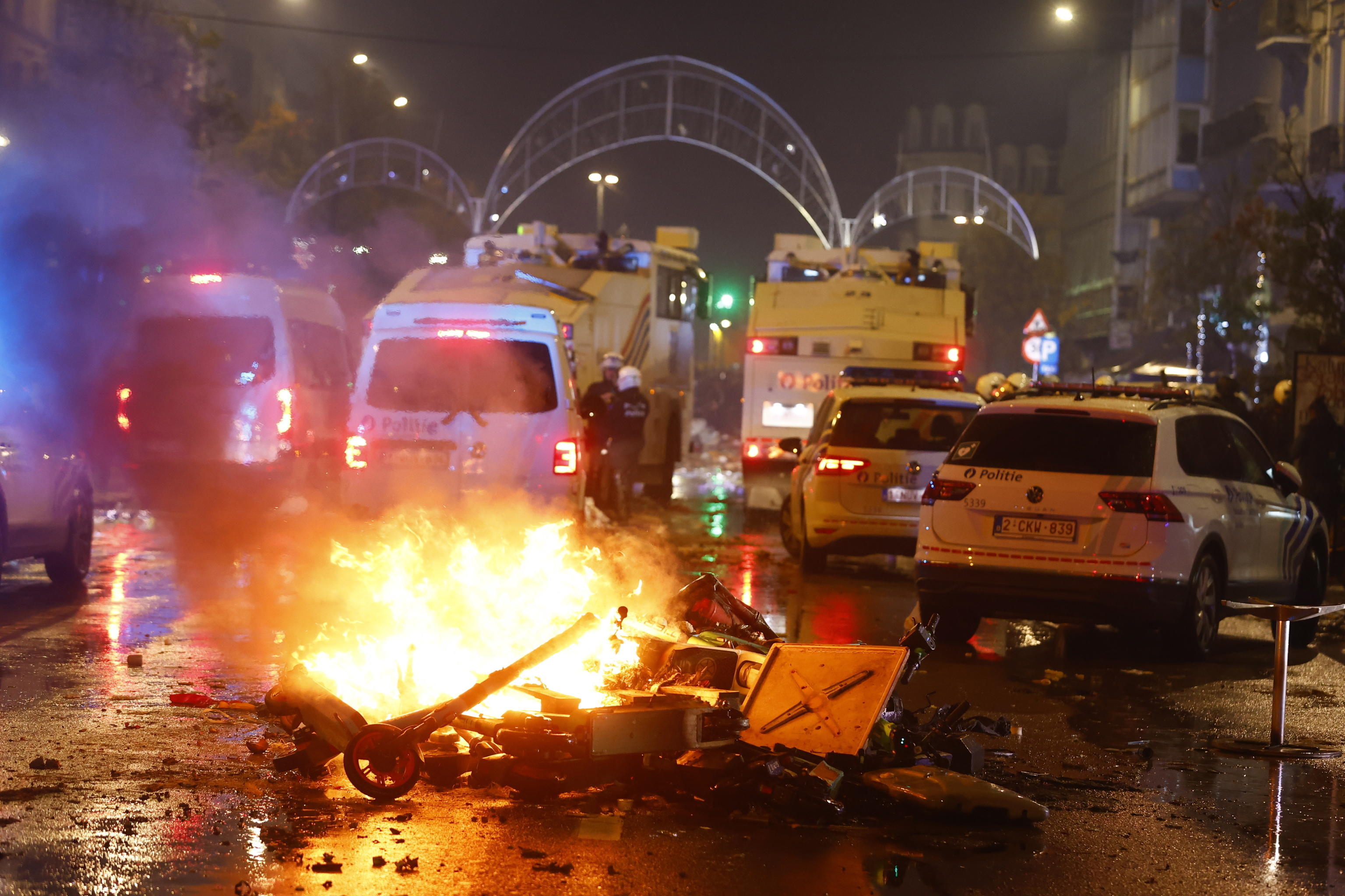 Mondiali Qatar 2022: dopo Marocco-Belgio è guerriglia urbana a Bruxelles, le foto