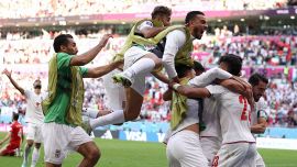 Iran tra gioia e dramma: i retroscena sull'inno, è festa a Teheran