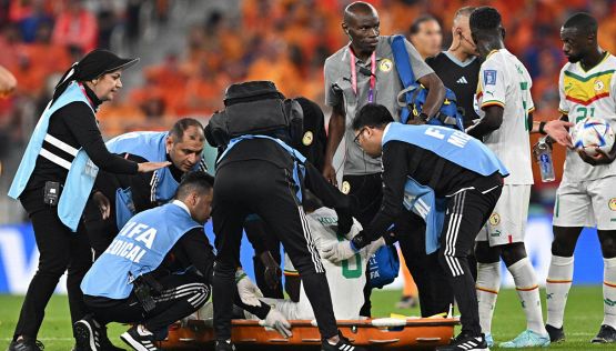 Mondiali Qatar 2022, Senegal-Olanda: il colpo proibito di De Jong a Kouyate nelle parti basse: via in barella