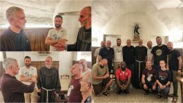 Roma, Mourinho passa la vigilia di Europa League con i frati: le foto diventano virali