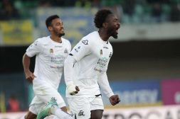 Colpo dello Spezia a Verona con due gol di Nzola, Monza scatenato