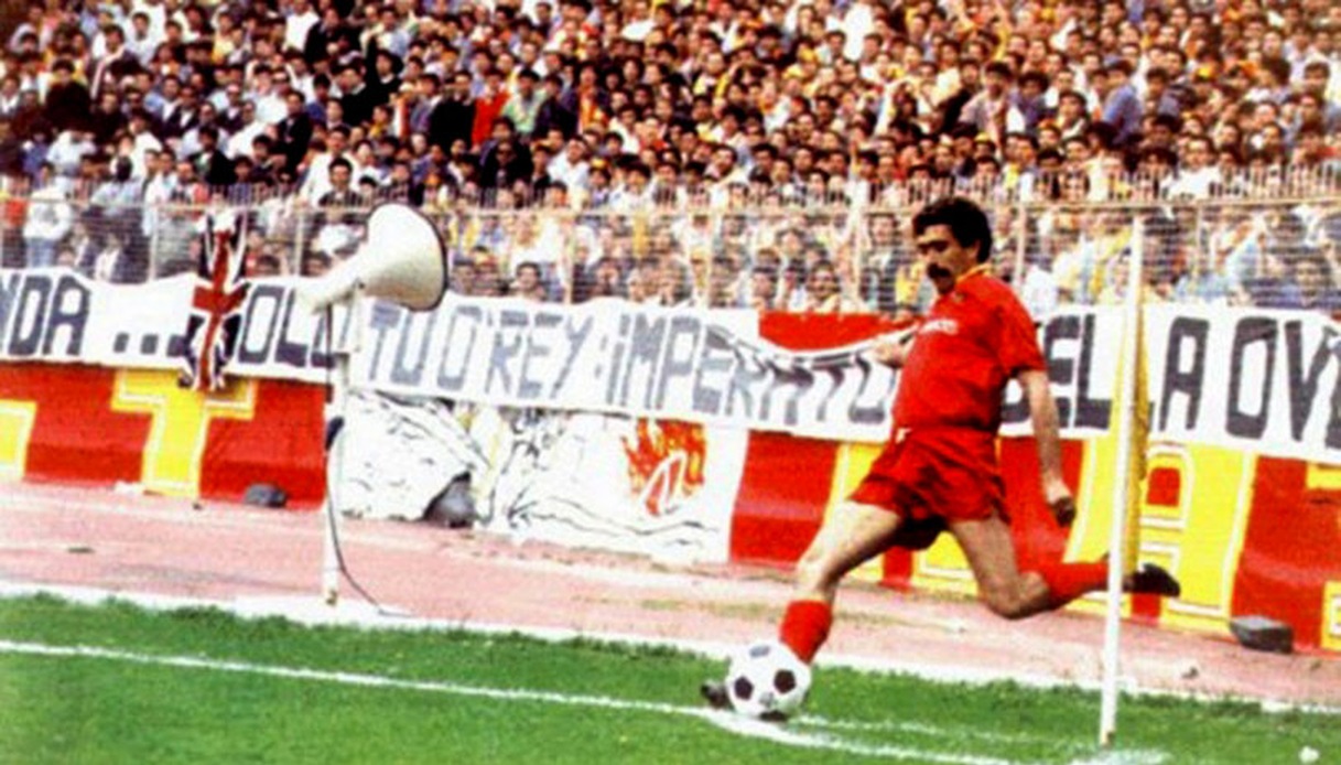 Massimo Palanca batte un calcio d'angolo sotto la Curva Ovest del Catanzaro