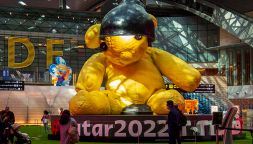 Mondiali Qatar 2022, nuova polemica a pochi giorni dall'avvio: i social si indignano per i tifosi-stipendiati