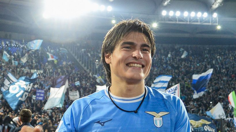 Lazio pazza del baby fenomeno Romero che adora Messi: ora va blindato