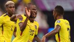 Ecuador-Cile, Valencia in barella e ambulanza beffa i poliziotti allo stadio: il clamoroso episodio