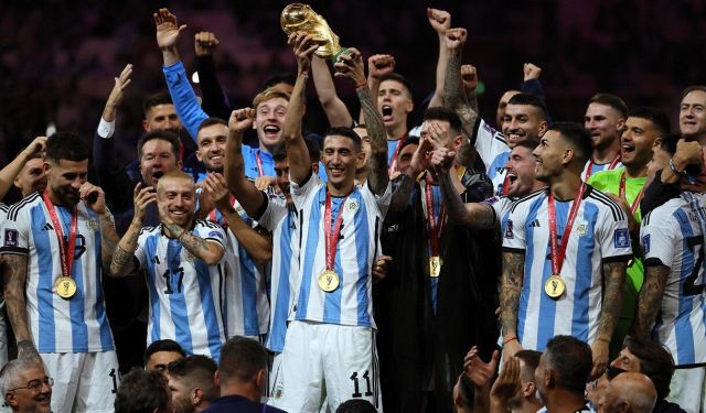 Argentina, l’altra faccia del trionfo: Martinez, il ct e Messi senza fair-play