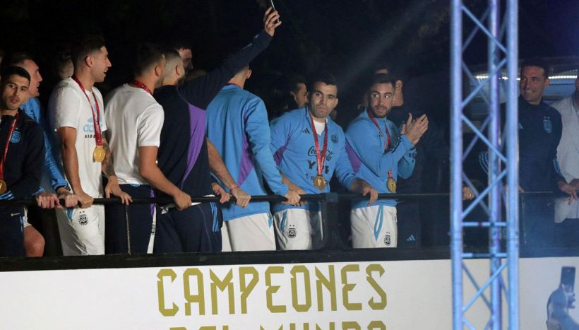 Paura per l'Argentina durante i festeggiamenti: cavo aereo sfiora la testa di Messi e compagni