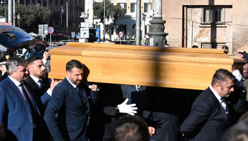 Addio Sinisa, in duemila per l'ultimo saluto a Mihajlovic: i funerali