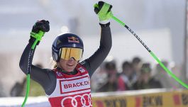 Infinita Sofia Goggia, trionfo a Sankt-Moritz col tutore alla mano